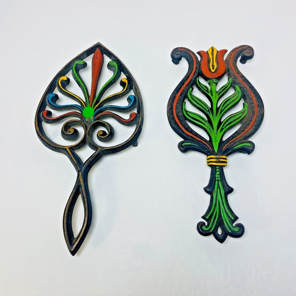 Set of 2 Cast Iron Wilton Tulip Heart Trivet Feet Wall Hanging Hand Painted VTG - Picture 1 of 8